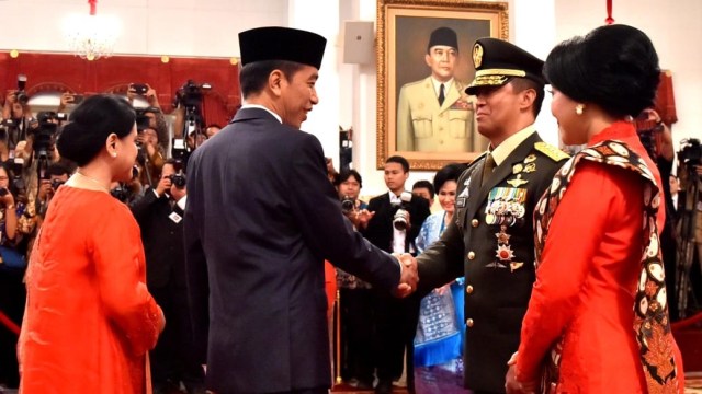 Presiden Jokowi berjabat tanggan dengan Pejabat baru Kepala Staf Angkatan Darat (KSAD) Letjen TNI Andika Perkasa. Foto: Dok. Biro Pers Setpres