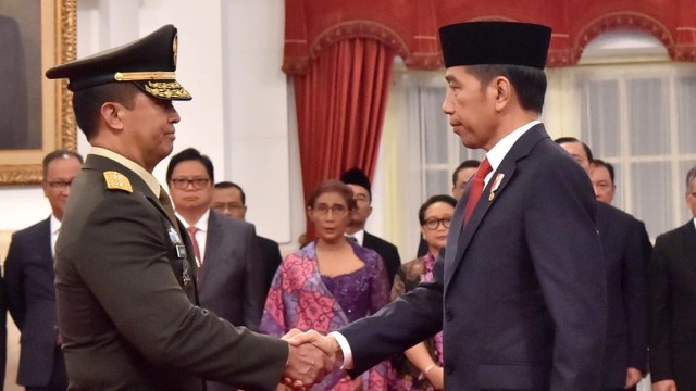 Presiden Jokowi berjabat tanggan dengan Pejabat baru Kepala Staf Angkatan Darat (KSAD) Letjen TNI Andika Perkasa. (Foto: Dok. Biro Pers Setpres)
