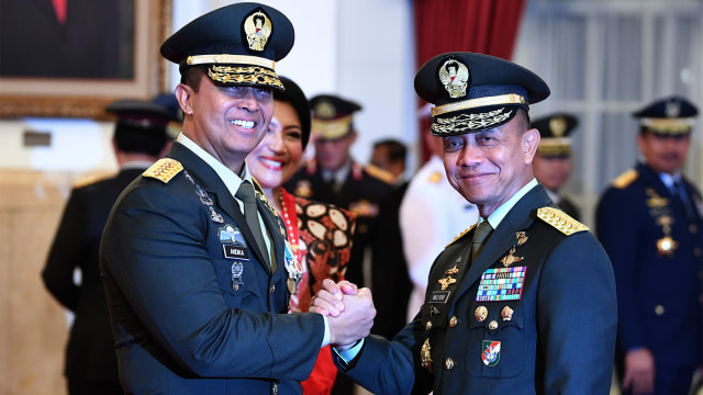 Kepala Staf Angkatan Darat (KSAD) yang baru Jenderal TNI Andika Perkasa (kiri) melakukan salam komando dengan pejabat lama Jenderal TNI Mulyono. (Foto: ANTARA FOTO/Wahyu Putro A)