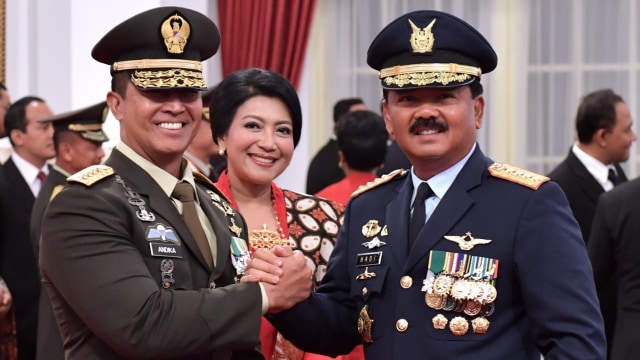 Marsekal TNI Hadi Tjahjanto (kanan) melakukan salam komando dengan Kepala Staf Angkatan Darat (KSAD) yang baru Jenderal TNI Andika Perkasa (kiri). (Foto: Dok. Biro Pers Setpres)