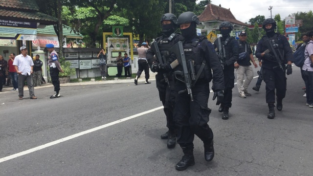 Polisi menggelar reka ulang adegan penyergapan teroris di Jalan Kaliurang KM 9,5, Ngaglik, Sleman, DIY, Kamis (22/11/2018). (Foto: Arfiansyah Panji Purnandaru/kumparan)