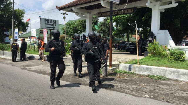 Polisi menggelar reka ulang adegan penyergapan teroris di Jalan Kaliurang KM 9,5, Ngaglik, Sleman, DIY, Kamis (22/11/2018). (Foto: Arfiansyah Panji Purnandaru/kumparan)