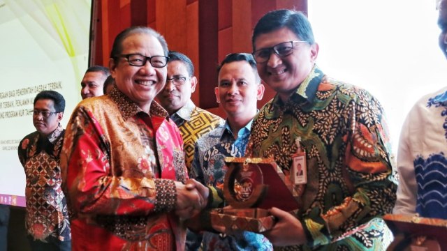 Direktur Mikro dan Kecil Bank BRI, Priyastomo (kanan), menerima penghargaan dari Kementerian Koordinator Perekonomian.  (Foto: Dok. BRI)