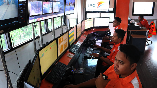 Sejumlah petugas Pelindo II memantau aktivitas bongkar muat peti kemas. (Foto: ANTARA FOTO/Jessica Helena Wuysang)