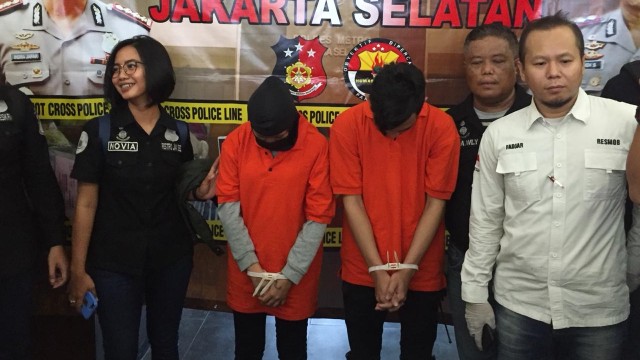 Pelaku pembunuh pemandu karaoke di Mampang tiba di Mapolres Metro Jakarta Selatan (Foto: Raga/kumparan)
