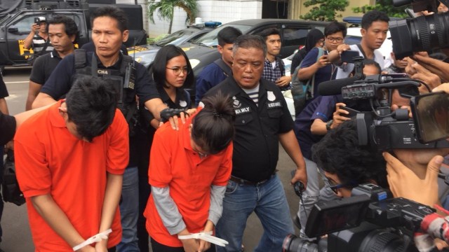 Pelaku pembunuh pemandu karaoke di Mampang tiba di Mapolres Metro Jakarta Selatan (Foto: Raga/kumparan)