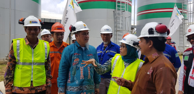 Direktur Bisnis Regional Kalimantan PLN Machnizon Masri dan Bupati Sintang Jarot Winarno, secara simbolis meresmikan PLTU Sintang, di Kalimantan Barat. (Foto: Dok. PLN)