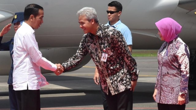 Jokowi bersalaman dengan Gubernur Jawa Tengah, Ganjar Pranowo. (Foto: Dok. Biro Pers Setpres)