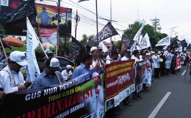 Bawa Bendera Kalimat Tauhid, Massa Aksi Bela Gus Nur di Polda Jatim