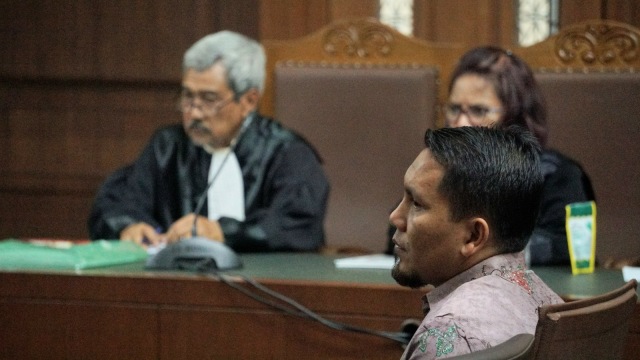 Bupati Bener Meriah nonaktif Ahmadi dalam sidang tuntutan di Pengadilan Tipikor, Jakarta, Kamis (22/11). (Foto: Nugroho Sejati/kumparan)