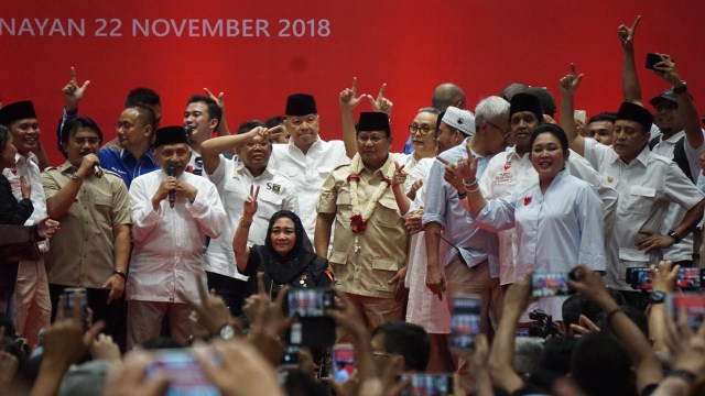 Amien Rais, Rachmawati, Prabowo Subianto dan Titiek Soeharto bernyanyi lagu Sang Alang yang berjudul 2019 Ganti Presiden di Istora Senayan, Kamis (22/11). (Foto: Iqbal Firdaus/kumparan)