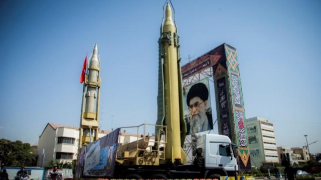 Sebuah layar yang menampilkan rudal dan potret Pemimpin Tertinggi Iran Ayatollah Ali Khamenei di Baharestan, Tehran, Iran. Foto: Nazanin Tabatabaee Yazdi/TIMA via REUTERS