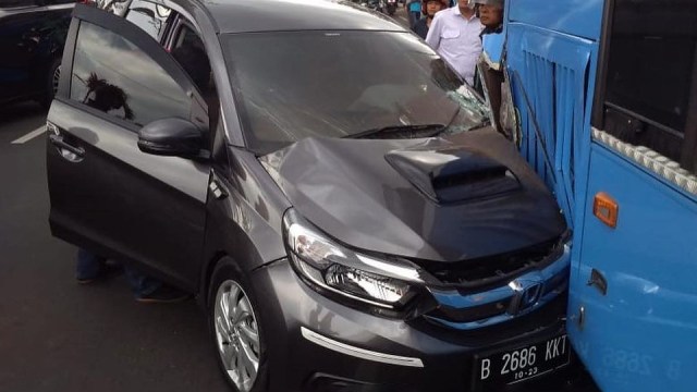 Mobil berNopol B 2686 KKT menabrak bus Trans Jakarta di Kawasan Senayan. (Foto: twimg.com)