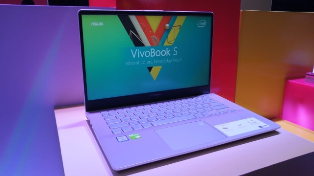 Laptop Asus VivoBook seri S. (Foto: Bianda Ludwianto/kumparan)