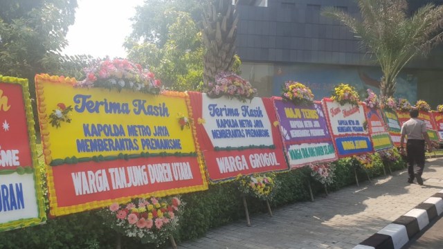 Karangan bunga di Polda Metro Jaya untuk aparat polisi yang telah tangkap Hercules. (Foto: Fadjar Hadi/kumparan)