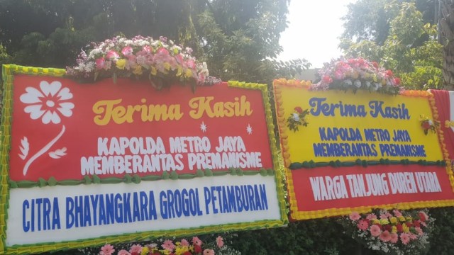 Karangan bunga di Polda Metro Jaya untuk aparat polisi yang telah tangkap Hercules. (Foto: Fadjar Hadi/kumparan)