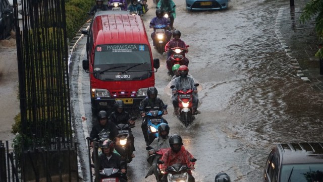 Genangan di kawasan Kuningan, Jakarta Selatan, Kamis (22/11). (Foto: Fanny Wardhani/kumparan)
