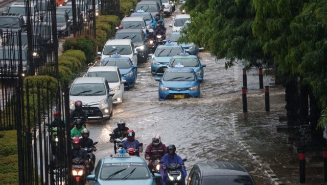 Suasana kemacetan akibat genangan di kawasan Kuningan, Jakarta Selatan, Kamis (22/11). (Foto: Fanny Wardhani/kumparan)