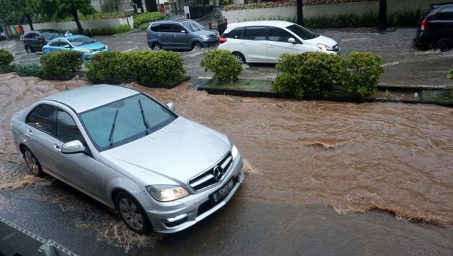 Genangan di kawasan Kuningan, Jakarta Selatan, Kamis (22/11). (Foto: Fanny Wardhani/kumparan)