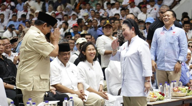 Titiek memberi hormat kepada Prabowo di Hadapan Relawan  Foto: Ikbal Firdaus/kumparan