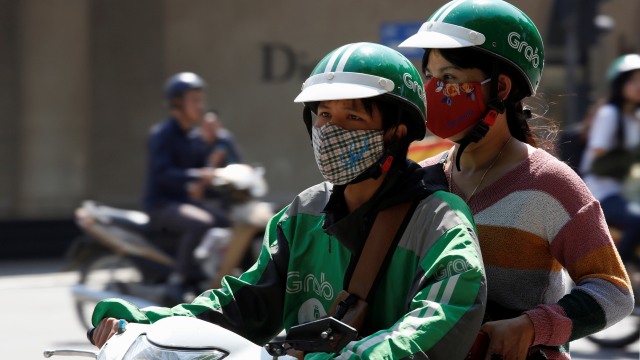 Layanan ojek motor Grab di Vietnam. (Foto: REUTERS/Kham)