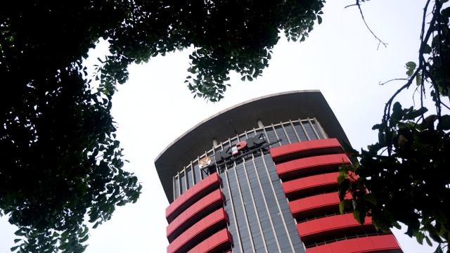 Logo KPK terkelupas akibat hujan angin. Foto: Fanny Kusumawardhani/kumparan