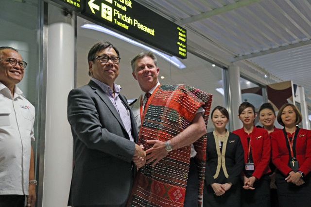 Mr. Algernon Yau (CEO Cathay Dragon) menyambut Mr. Rowan Bruce Cavanough (Captain) pada penerbangan perdana Medan-Hong Kong di Bandara Internasional Kualanamu, Medan (29/10/2018) (Foto: Aria Sankhyaadi/kumparan)