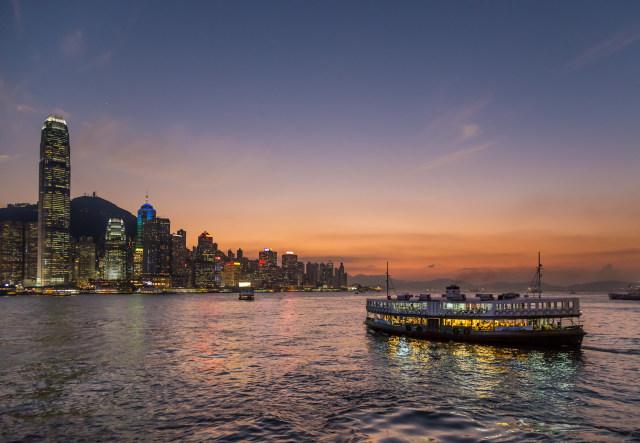 Kapal Melintas di Pelabuhan Victoria, Hong Kong (Foto: Shutter Stock)