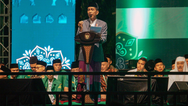 Presiden Joko Widodo (tengah) menyampaikan sambutan saat menghadiri peringatan Maulid Nabi Muhammad SAW dan Hari Pahlawan. (Foto: ANTARA FOTO/Harviyan Perdana Putra)