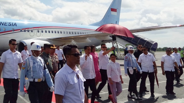 Presiden Jokowi dan Ibu Iriana tiba di Lampung untuk melakukan kunjungan kerja. (Foto: Jihad Akbar/kumparan)