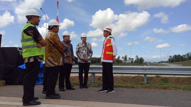 Presiden Joko Widodo meninjau proyek Tol Bakauheni-Terbanggi Besar di Lampung. (Foto: Jihad Akbar/kumparan)