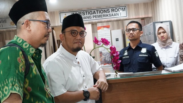 Ketua PP Muhammadiyah Dahnil Anzar Simanjuntak tiba di Ditreskrimsus Polda Metro Jaya, Jakarta, Jumat (23/11/2018). (Foto: Jamal Ramadhan/kumparan)