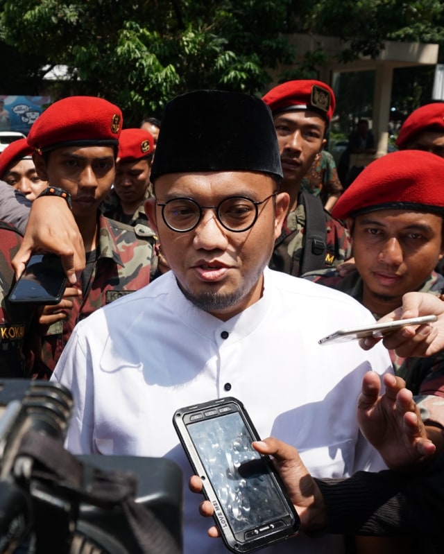 Ketua PP Muhammadiyah Dahnil Anzar Simanjuntak tiba di Ditreskrimsus Polda Metro Jaya, Jakarta, Jumat (23/11/2018). (Foto: Jamal Ramadhan/kumparan)