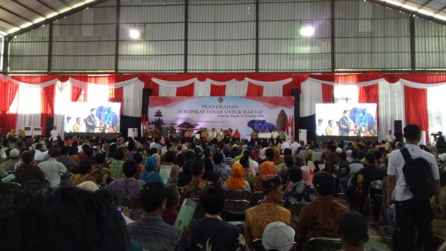 Presiden Joko Widodo di acara penyerahan sertifikat di Gedung Sesat Agung (Nuwo Balak), Lampung Tengah. (Foto: Jihad Akbar/kumparan)