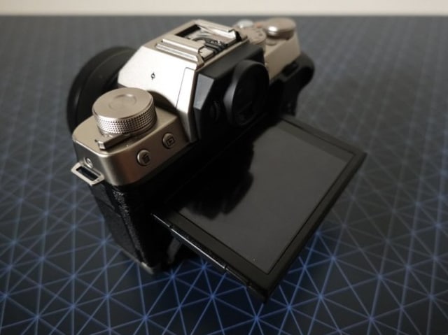 Bagian atas Fujifilm X-T100. (Foto: yangcanggih.com)