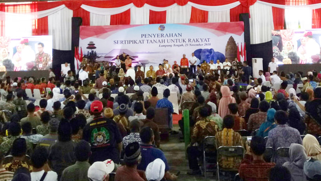 Presiden Jokowi serahkan sertifikat di Lapangan tennis indoor Pemda Lampung Tengah. (Foto: Jihad Akbar/kumparan)