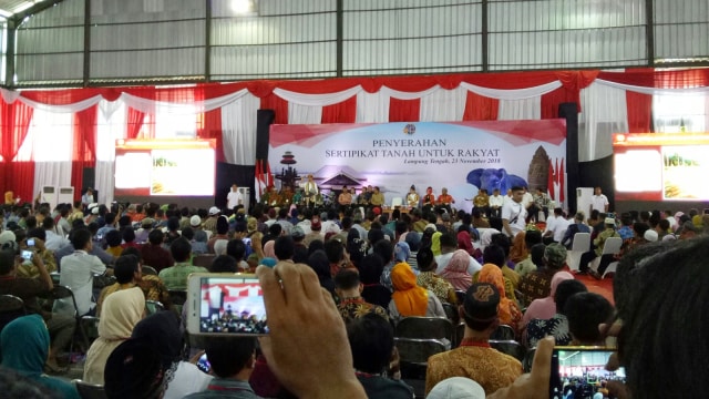 Presiden Jokowi serahkan sertifikat di Lapangan tennis indoor Pemda Lampung Tengah. (Foto: Jihad Akbar/kumparan)