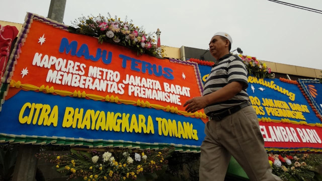 Karangan bunga ucapan selamat telah memberantas premanisme di sekitar Polres Metro Jakarta Barat. (Foto: Jamal Ramadhan/kumparan)