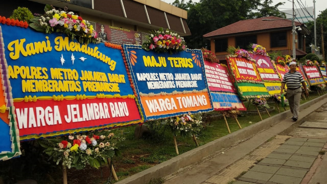 Karangan bunga ucapan selamat telah memberantas premanisme di sekitar Polres Metro Jakarta Barat. (Foto: Jamal Ramadhan/kumparan)