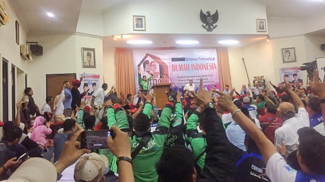 Prabowo-Sandi terima dukungan dari komunitas driver ojol dan serikat buruh di Gedung Djoeang, Cikini, Jakarta Pusat, Jumat (23/11/2018). (Foto: Ricad Saka/kumparan)