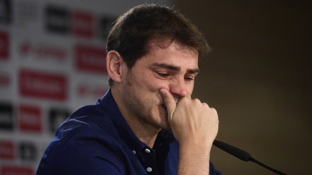 Iker Casillas saat konferensi pers pengumumannya pergi dari Real Madrid. (Foto: Pierre PHILIPPE MARCOU / AFP)