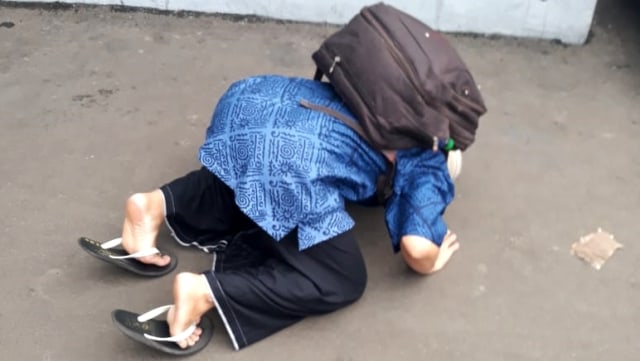 Jonru Ginting melakukan sujud syukur. (Foto: Dok. Istimewa)