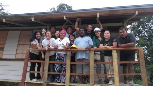 Alira dan relawan mengerjakan proyek bikin rumah di pedalaman Malaysia pada 2014. (Foto: Istimewa)
