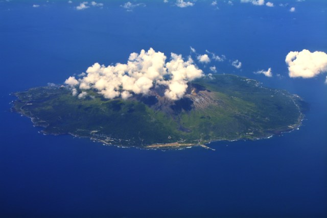 Bukan karena Corona, Penduduk di Pulau Ini Harus Pakai Masker Seumur Hidup (1)