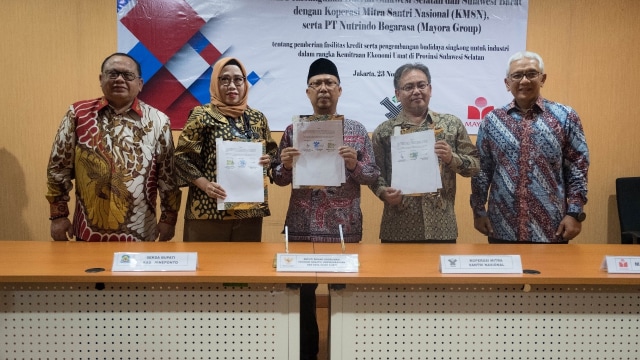 MoU kemitraan budidaya singkong antara Bank Sulselbar, Mayora Group, dan Koperasi Santri Mitra Nasional (KMSN). (Foto: Dok. Humas Kemenko Perekonomian)