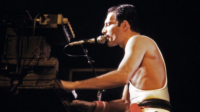 Freddie Mercury, vokalis grup rock "Queen", saat konser di Palais Omnisports de Paris Bercy (POPB) 18 September 1984.
 (Foto: Jean Claude Coutausse/ AFP)