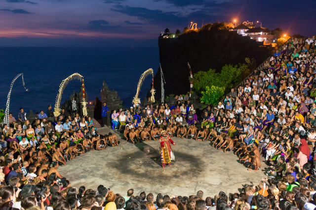 Pertunjukan Tari Kecak di Pura Uluwatu, Bali (Foto: Shutter Stock)