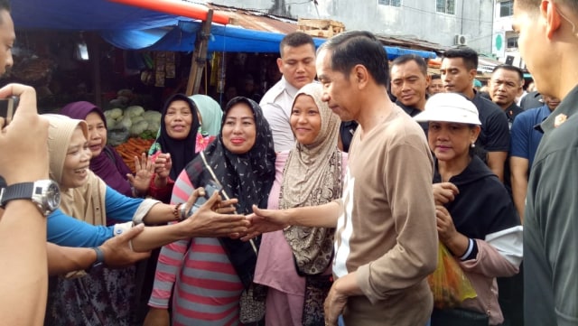 Capres Jokowi ditemani Iriana blusukan ke Pasar Gintung, Bandar Lampung (Foto: Jihad Akbar/kumparan)