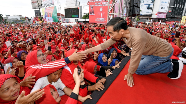 Jokowi berjabat tangan dengan relawan dan simpatisannya di Tugu Adipura Bandar Lampung. (Foto: Dok. Agus Suparto - Presidential Palace)