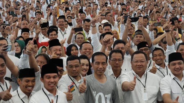 Hadiri Raker TKD Lampung, Jokowi foto bareng dengan pose salam jempol. (Foto: Jihad Akbar/kumparan)
